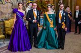 Es ist mal wieder so weit: Der schwedische Königshof lädt zum Staatsbankett nach Stockholm ein. Die schwedischen Prinzessinen Victoria und Sofia bevorzugen für diesen feierlichen Anlass satte Farben und bezaubern in strahlendem Lila und dunklem Grün. Passend dazu trägt Victoria die farblich ergänzende "Napoleonic Amethyst Parure Tiara" und Sofia ihre Hochzeitstiara mit kleinen Smaragden.