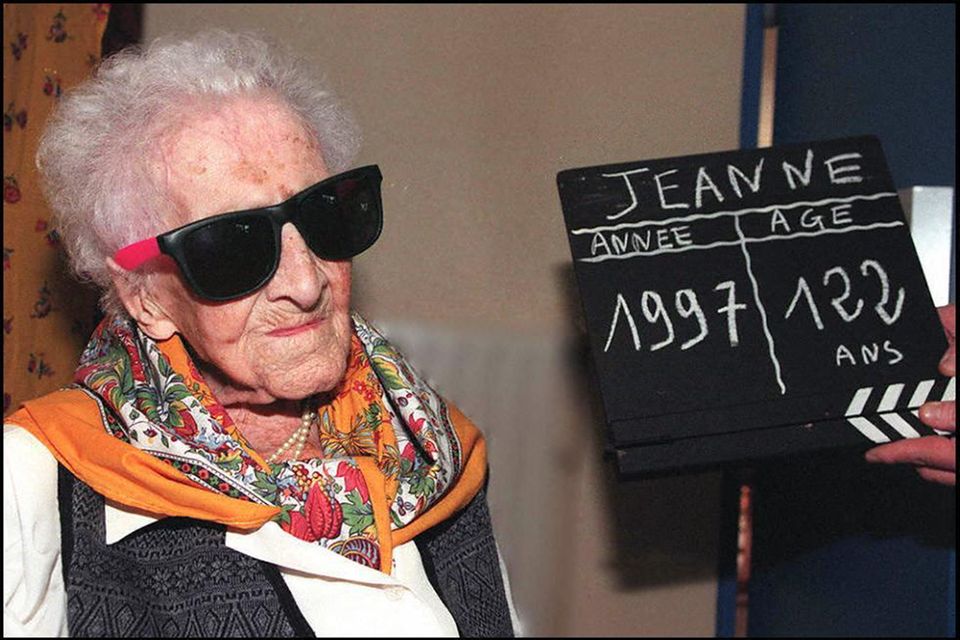 Jeanne Calment posiert einen Tag vor ihrem 122. Geburtstag für die Presse  