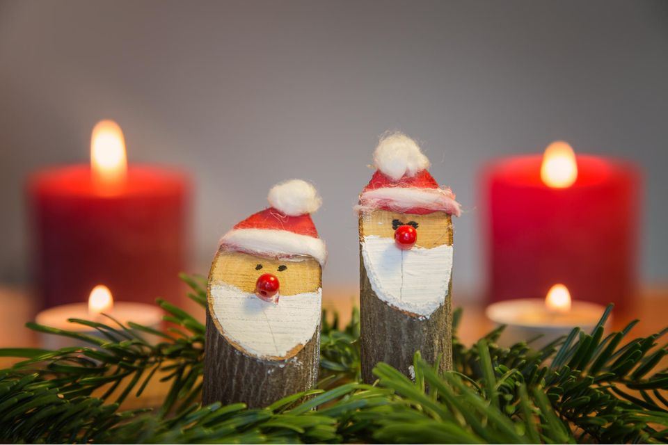 Weihnachtsbasteln: Weihnachtsmann aus Holzstämmen