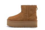 Im Herbst und Winter trage und liebe ich Ugg Boots – und das schon seit mehr als zehn Jahren. Als die neuen "Classic Mini Platform" Boots auf den Markt gekommen sind, war ich erst skeptisch, ob mir der Look der Stiefel gefallen würde. Aber was soll ich sagen? ICH LIEBE SIE! Ich trage die Boots am liebsten zu schmalen Leggings oder Hosen mit ausgestelltem Bein. Sie sind nicht nur gemütlich und warm, sondern auch jetzt schon eines der neuen It-Pieces auf Instagram. Mein Favorit ist die Farbe Chestnut. Von Ugg, rund 190 Euro.