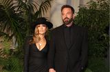 Jennifer Lopez und ihr Ehemann Ben Affleck präsentieren sich das erste Mal seit ihrer Hochzeit im Juli 2022 zusammen auf dem roten Teppich. Gemeinsam besuchen die beiden die Ralph Lauren Fashion Show in San Marino. Die Sängerin trägt ein schwarzes, tief ausgeschnittenes Kleid mit Nadelstreifen sowie einen dunklen Cowboy-Hut und passende Heels von Christian Louboutin. Ihr Ehemann setzt ebenfalls ganz auf Schwarz und wählt einen klassischen Anzug. 