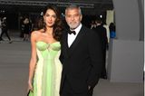 Bei der zweiten Academy Museum Gala setzt Amal Clooney ein farbliches Highlight. Die Juristin trägt ein Bustier-Kleid mit verschiedenen Grüntönen von Del Core und dazu eine silberne Handtasche sowie passenden Schmuck. Ehemann George Clooney setzt auf einen klassischen schwarzen Anzug mit Fliege. Bei diesen Looks können wir die Oscar-Verleihung in ein paar Monaten kaum noch abwarten.