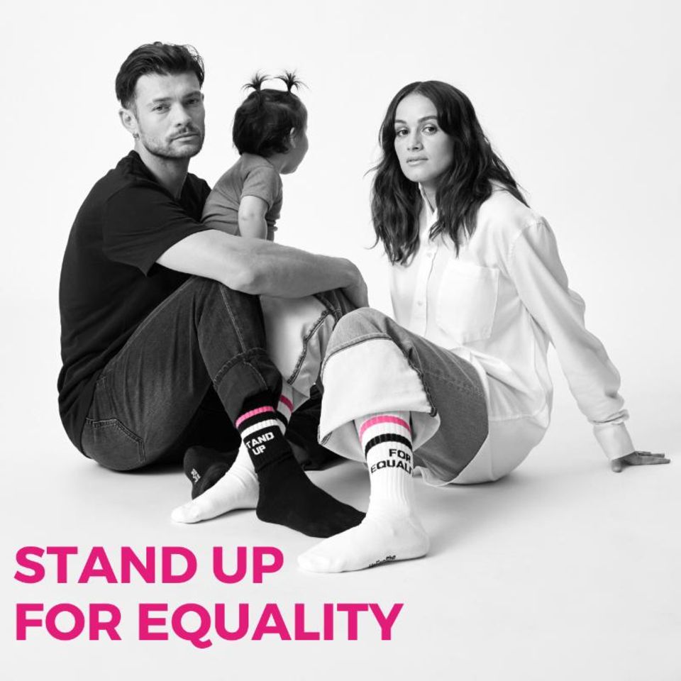 Die "Stand up for Equality"-Socken sind in schwarz und weiß erhältlich.