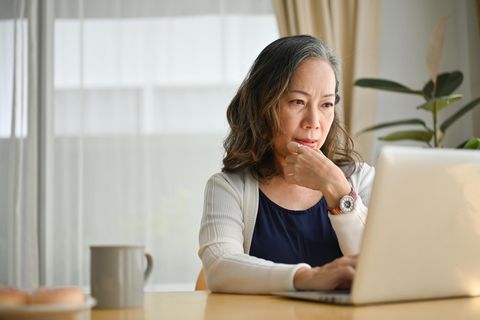 Frau am Laptop: Studie: In welchem Alter wird unser Denken wirklich langsamer?