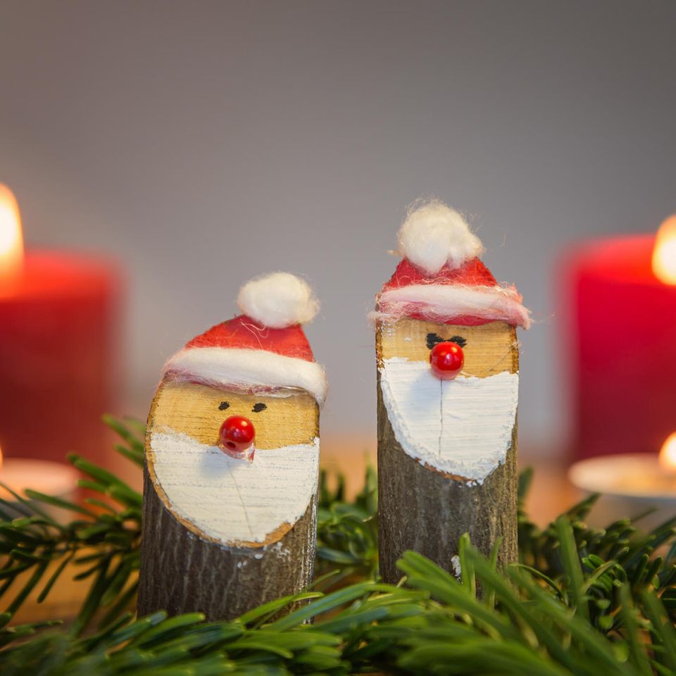 Weihnachtsdeko selber basteln: Weihnachtsmänner aus Baumstümpfen
