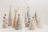 Weihnachtsdeko selber basteln: Weihnachtsbäume aus Styropor-Kegeln