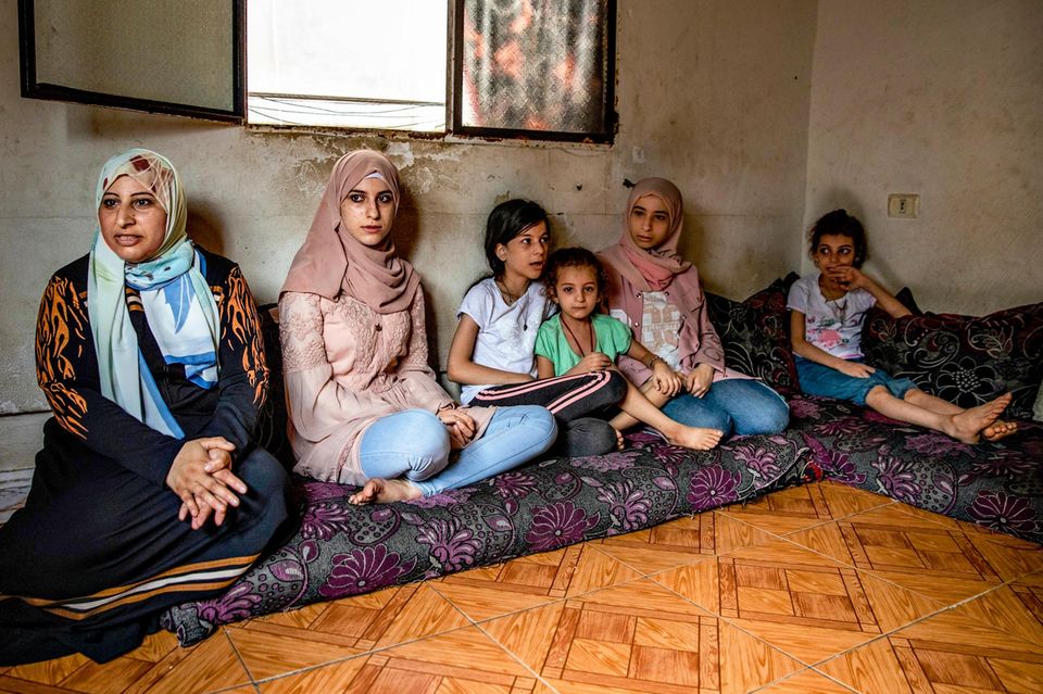 Ein Schal fürs Leben 2022: Eine Mutter mit 5 Kindern sitzt auf dem Boden in einer leeren Wohnung