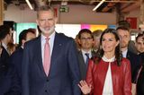 Bei ihrem Staatsbesuch in Deutschland beweist Königin Letizia auch am vierten Tag, wie stylisch sie ist. In einem dunkelroten Leder-Look zeigt sie sich in Frankfurt, wo sie zuletzt die Buchmesse besuchte. Den schönen Style von Hugo Boss kombiniert die Königin zu einer Tasche und Pumps in derselben Farbe. 