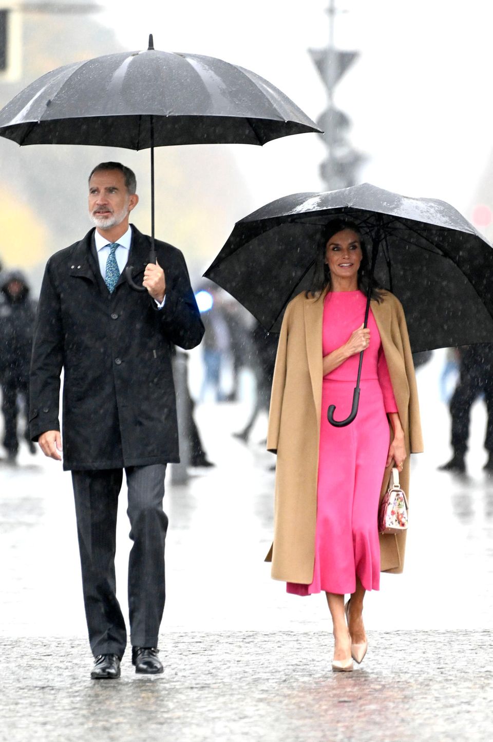 Bei ihrem Staatsbesuch in Deutschland trägt Königin Letizia einen Mantel von Carolina Herrera und ein fuchsiafarbenes Kleid von Moisés Nieto. 