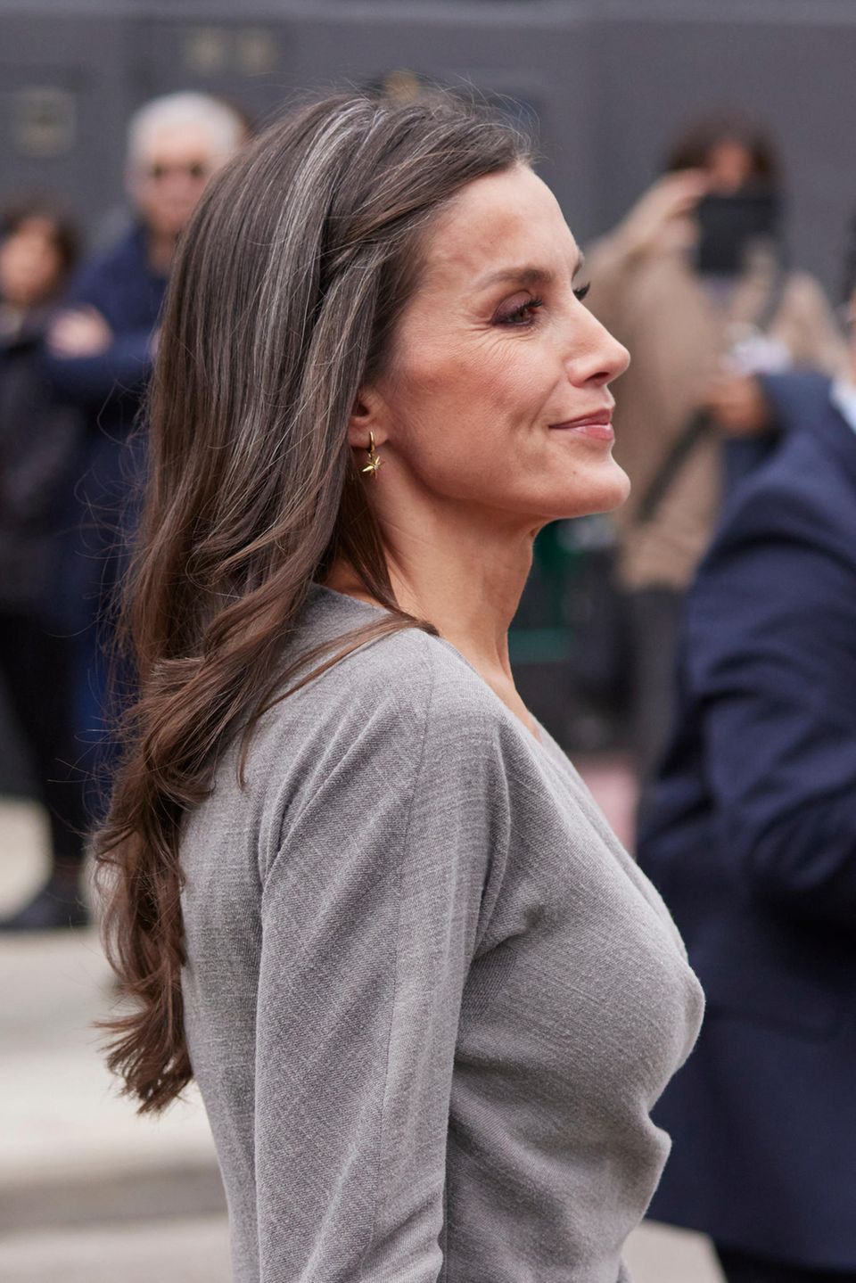 Königin Letizia trägt stolz ihre grauen Strähnen. 