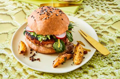 Vegane Burger mit Kartoffel-Wedges