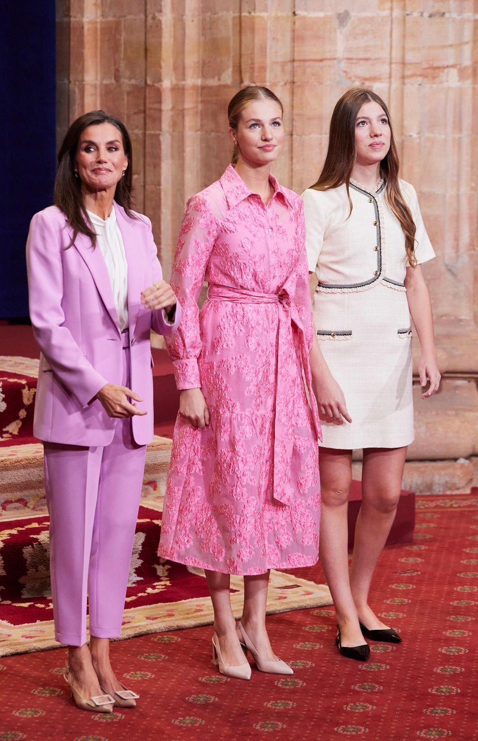 Königin Letizia bei den Audienzen der spanischen Königsfamilie im Rahmen der Verleihung der Prinzessin von Asturien-Preise 2023 in Oviedo im Signature Look: den farbigen Hosenanzügen. 