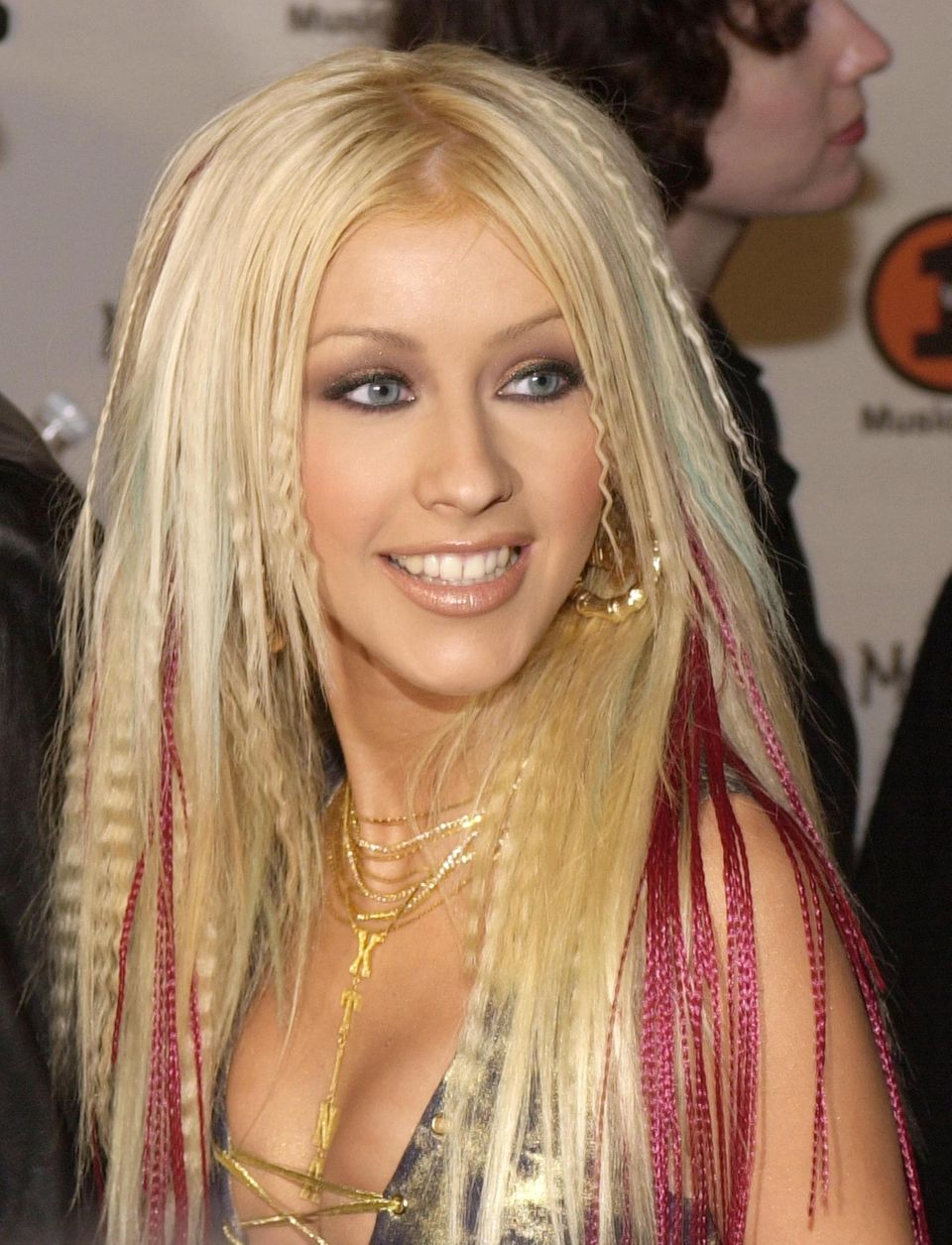 Christina Aguilera macht den 00er-Trend salonfähig.