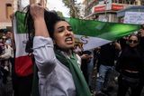 Proteste im Iran: Frau mit Flagge