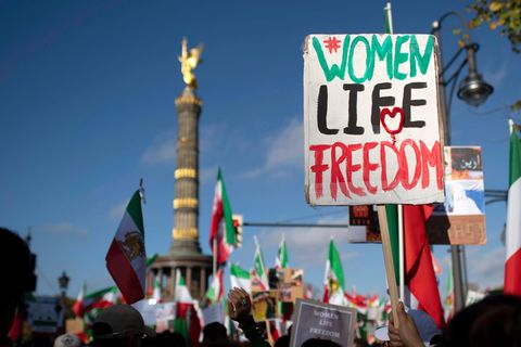 "Frau, Leben, Freiheit": Iran-Demos: Dieser Song ist zum inoffiziellen Protestsong geworden