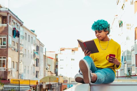 Psychologie: Eine Frau, die ein Buch liest