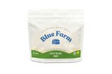 Wer kennt es nicht? Die Milch ist angebrochen, man ist ein paar Tage nicht zu Hause und schon wandert sie halbvoll in den Mülleimer. Dieses Problem kann ich dank des Haferdrinkpulvers von Blue Farm vermeiden. Einfach die Wunschmenge des Pulvers anmischen und schon hat man eine cremige Hafermilch – ohne Zuckerzusatz oder Zusatzstoffe. Der Preisträger des Peta Vegan Food Awards begeistert zusätzlich durch 90 % weniger Verpackungsmüll als herkömmliche Haferdrinks. Also, was will man mehr? Von Blue Farm, ab ca. 8 Euro. Hannah, Mode- und Beautyredakteurin