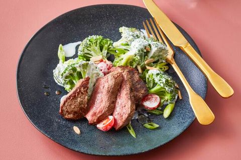 Brokkoli-Salat mit Rinderhüftsteak