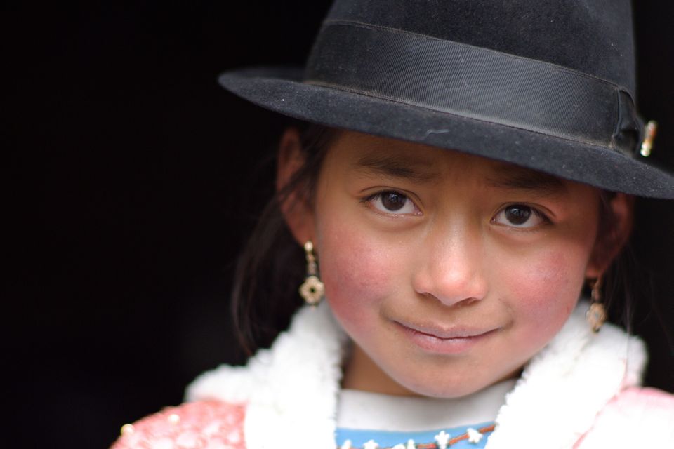 Davon träume ich! Kinder aus aller Welt erzählen Ein junges Mädchen aus Ecuador schaut in die Kamera