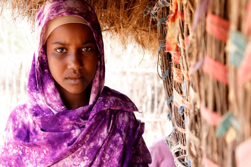 Ein Mädchen aus Kenia in ihrem Dorf