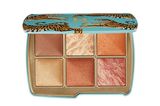 Darf es in der kalten Jahreszeit etwas Bräune sein? Der "Ambient Lighting Edit Unlocked“-Bronzer von Hourglass schenkt dem Gesicht nicht nur etwas Farbe, sondern dank der helleren Töne auch ein paar Highlights. Über Zalando, ca. 86 Euro.