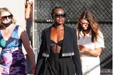 So aufregend kann ein Mono-Look sein! Stylisch wie immer zeigt sich Lupita Nyong'o in Los Angeles in einem schwarzen Anzug mit Strassstein-Applikationen. Dazu stylt die 38-Jährige einen semitransparenten Body und glitzernde Ohrringe. Eine XL-Sonnenbrille und die elegante Handtasche von Fendi runden ihren Look ab.