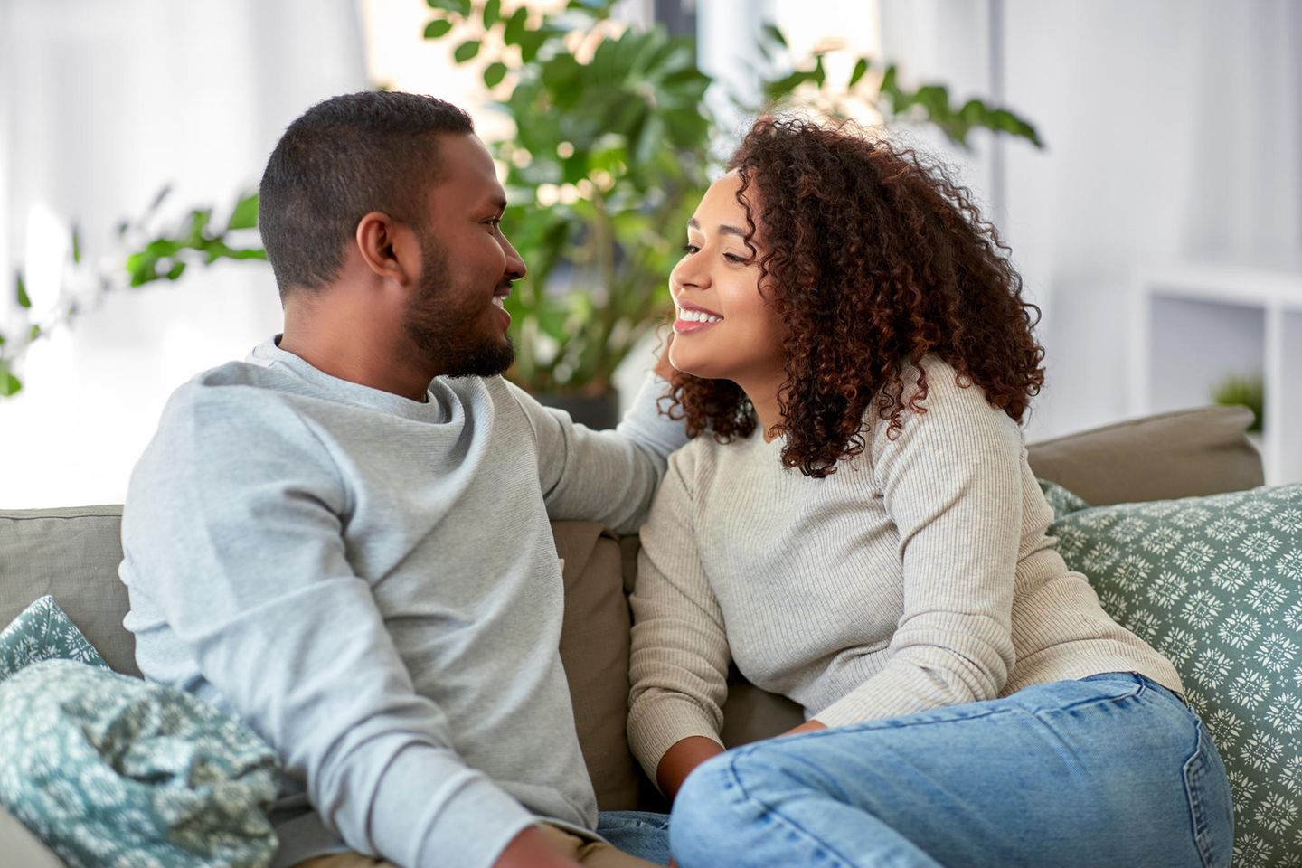 Glückliches Paar: Diese 2 Eigenschaften sind essenziell für eine gesunde Beziehung