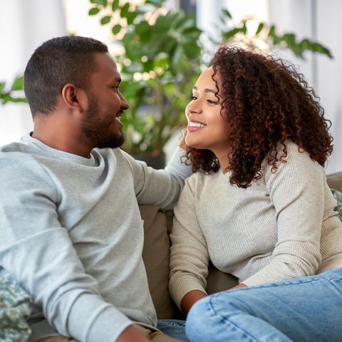 Glückliches Paar: Diese 2 Eigenschaften sind essenziell für eine gesunde Beziehung