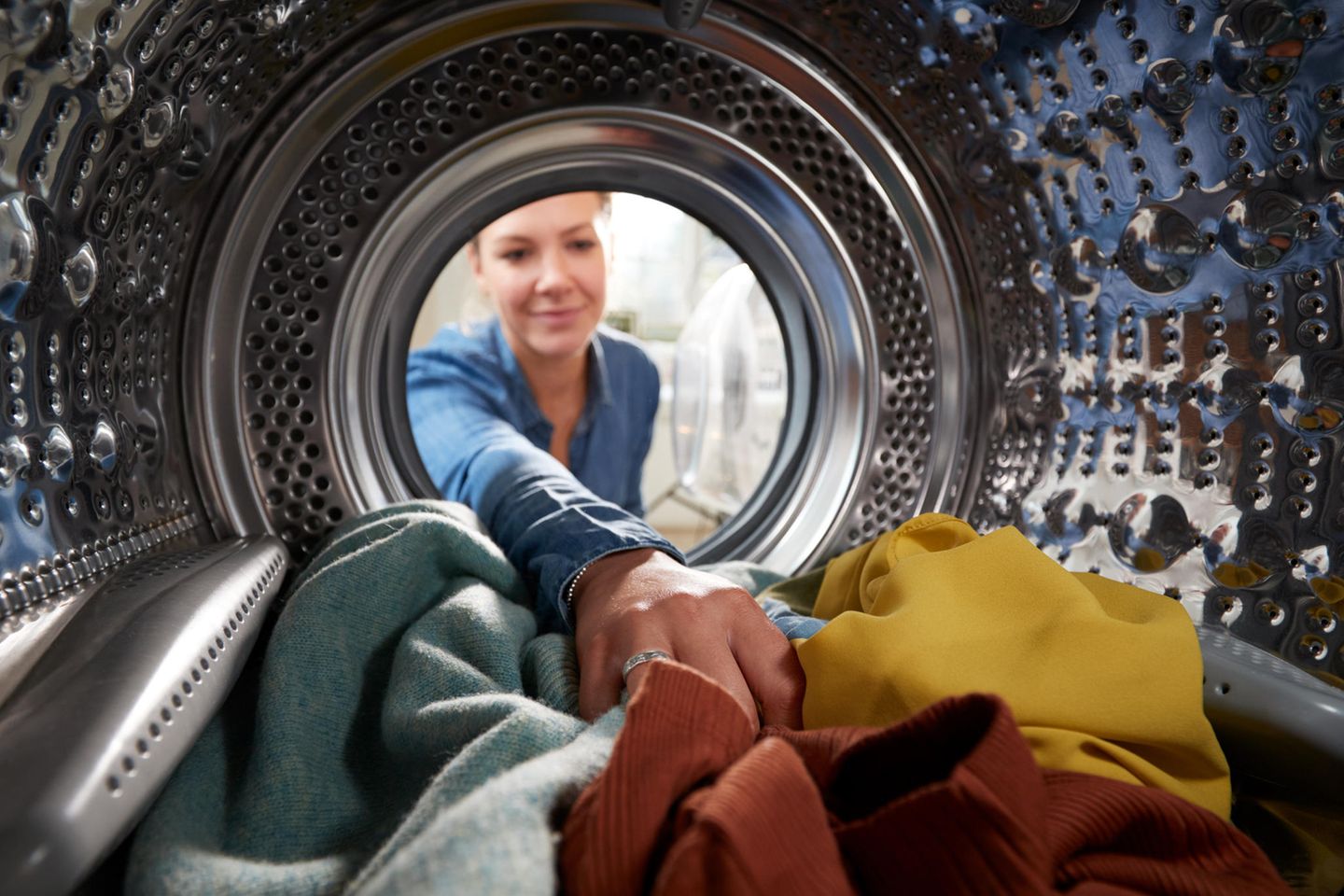 Frau wäscht Wäsche