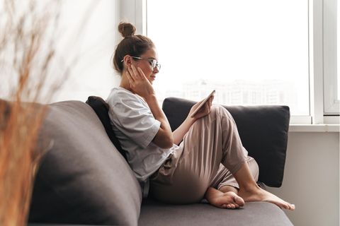 Frau allein auf dem Sofa: Das ist der entscheidende Unterschied zwischen Alleinsein und Einsamkeit