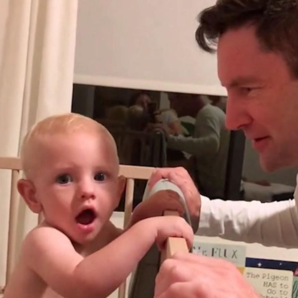Verwirrtes Baby: Vater hat Bart abrasiert und sein Sohn erkennt ihn nicht