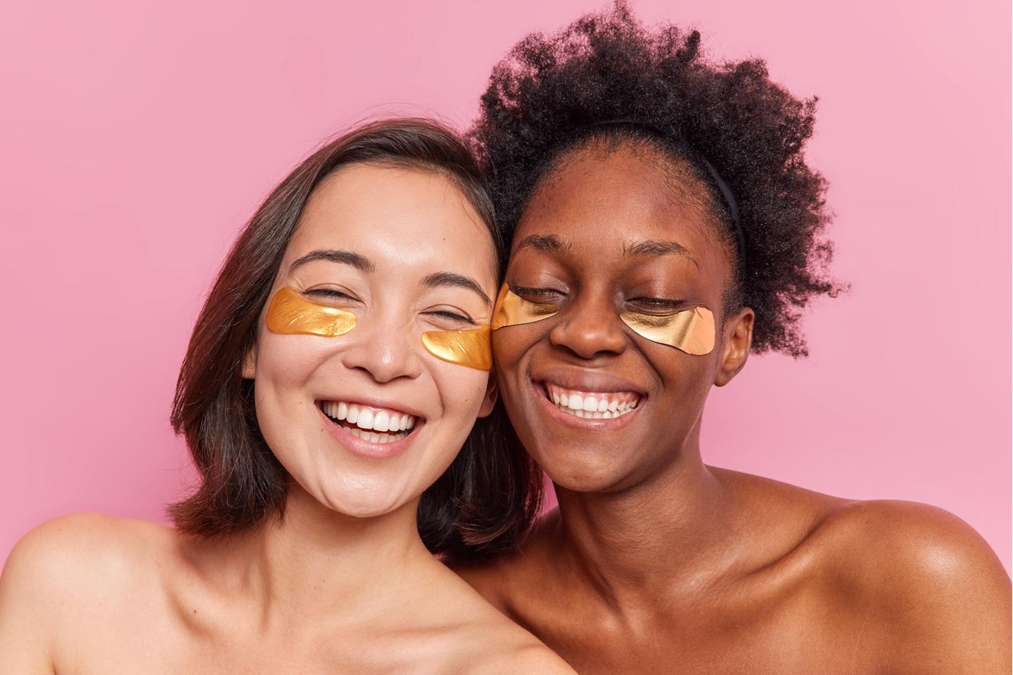 Royal Wellness Collagen Augen Pads: zwei lachende Frauen mit Augenpads