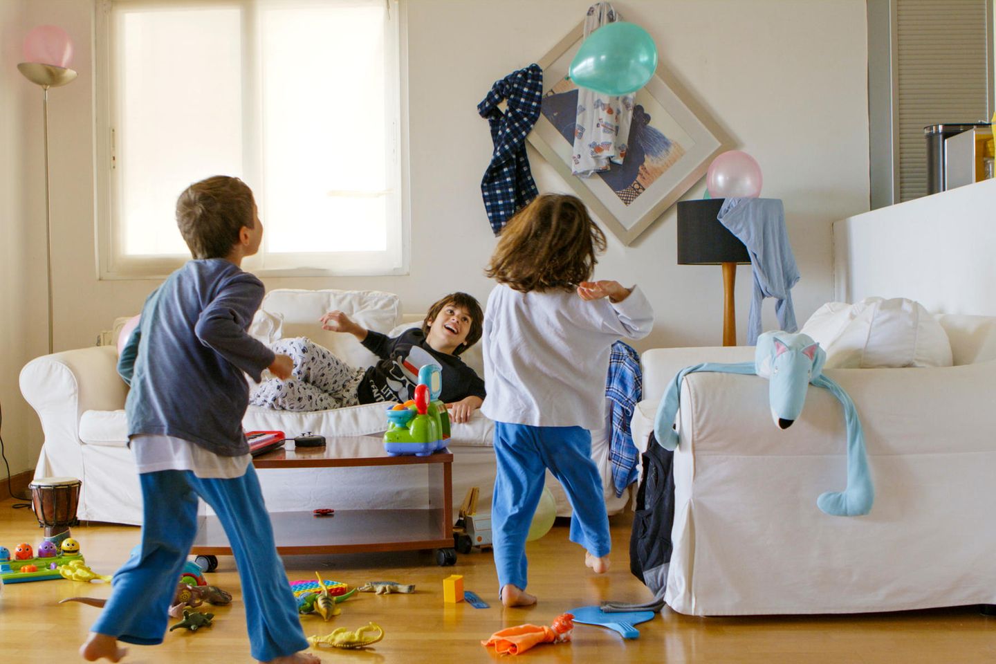 Wohnzimmer-Chaos: Kinder spielen im Wohnzimmer