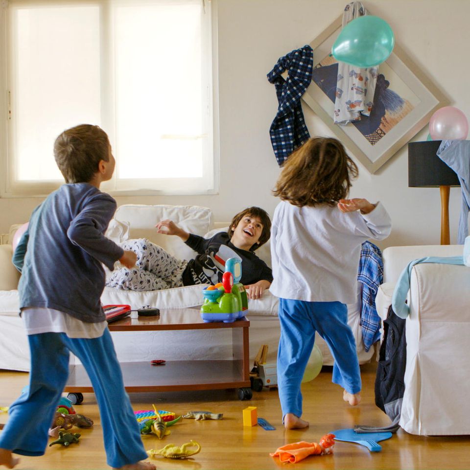 Wohnzimmer-Chaos: Kinder spielen im Wohnzimmer