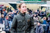 Bei der traditionellen Hubertusjagd in der Nähe von Kopenhagen trägt Prinzessin Josephine einen ungewöhnlichen Look: Während die dunkelgrüne Barbour-Jacke für eine Jagd durchaus typisch ist, sieht das Outfit untenrum allerdings verdächtig nach Streetstyle aus! Zu einer blauen Baggy-Jeans trägt sie graue Air Jordans. Josephine scheint sich durchgesetzt zu haben und zeigt so ihren ganz eigenen Stil. 