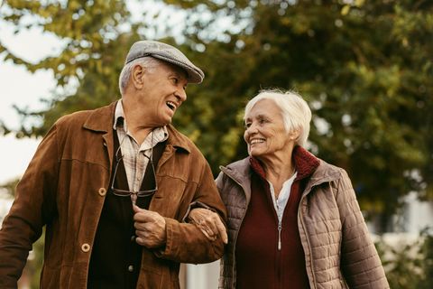 Horoskop: Älteres Paar beim Spaziergang
