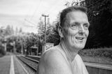 Dein Körper ist genug: Mann am Bahnsteig