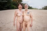 Dein Körper ist genug: nacktes Paar
