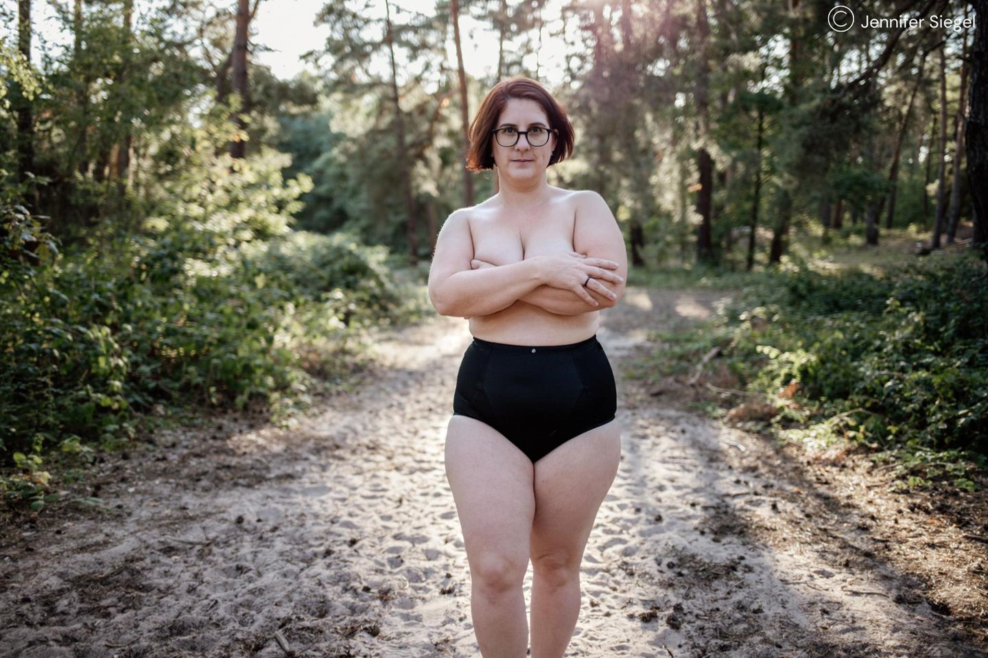 Dein Körper ist genug: Frau im Wald
