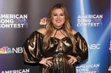 Kelly Clarkson erinnert in diesem schimmernden Abendkleid an eine Statue aus Edelmetall. Der Nagellack und die Schuhe der Sängerin, die ihre eigene Talk-Show hat, sind perfekt auf das goldene Kleid abgestimmt. Ein wahrlich strahlender Look – so wie ihr Lächeln!