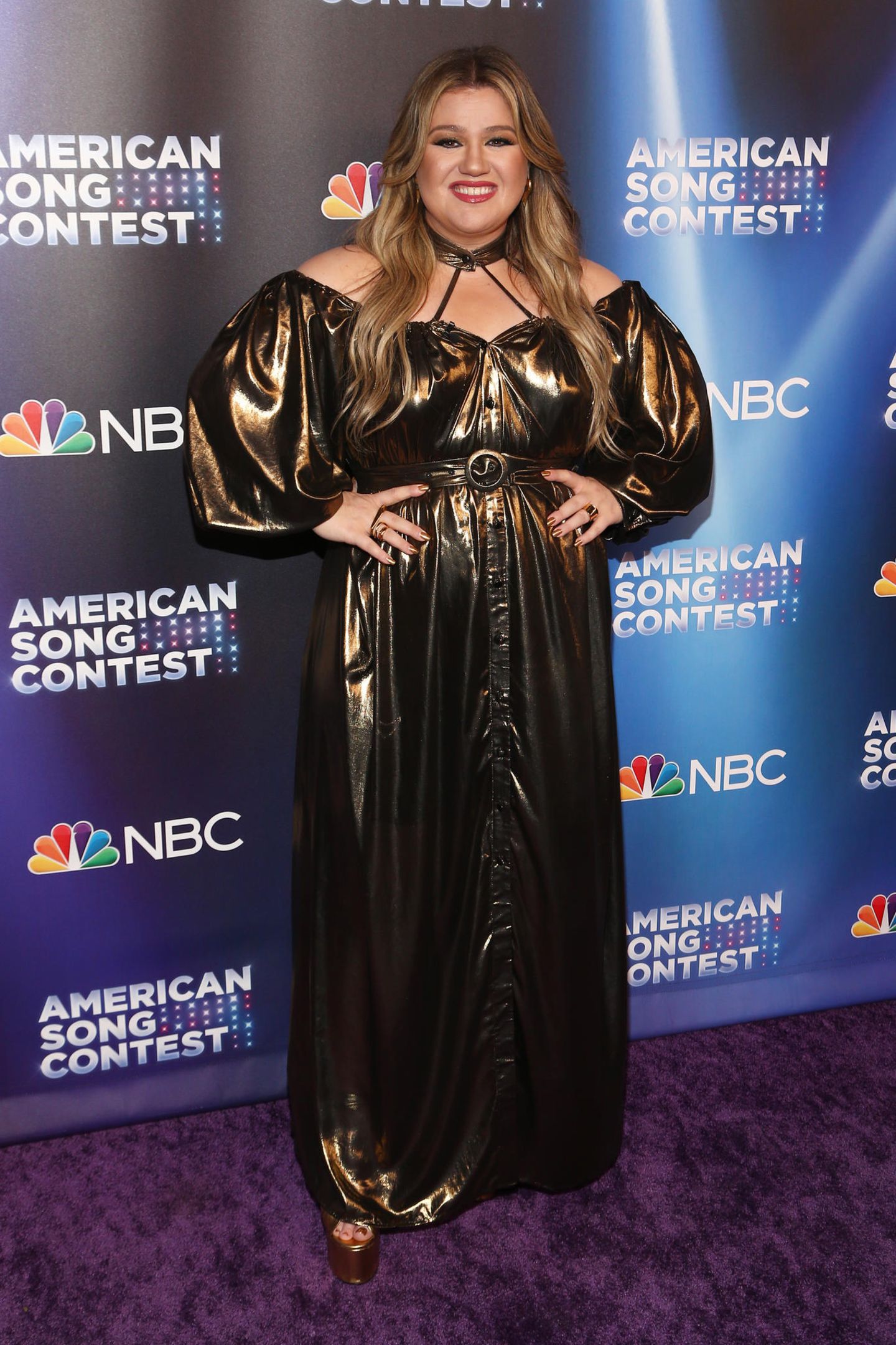 Kelly Clarkson erinnert in diesem schimmernden Abendkleid an eine Statue aus Edelmetall. Der Nagellack und die Schuhe der Sängerin, die ihre eigene Talk-Show hat, sind perfekt auf das goldene Kleid abgestimmt. Ein wahrlich strahlender Look – so wie ihr Lächeln!