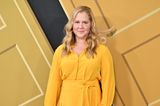 Comedienne Amy Schumer tritt in einem etwas unkonventionellen Look auf den Red-Carpet in Los Angeles. Zu einem kurzen gelben Minirock mit Wickel-Optik, kombiniert sie eine Bluse im selben Ton und eine bestickte Tasche von Gabriela Hearst. Bei ihrer Schuhwahl setzt sie hingegen auf Gemütlichkeit und trägt beige Sneaker von Nike.