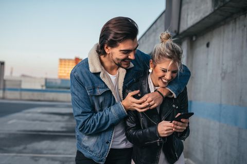Dating-Tipps: Mann und Frau lachend während eines Dates