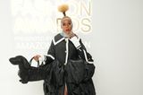 In ihren Rollerblades kann sie niemand stoppen: Janelle Monáe präsentiert sich bei den CFDA Fashion Awards in New York der Zeit voraus. Zu ihrer Dackel-Handtasche trägt sie ein Mantel-Kleid mit bodenlanger Schleppe und voluminöser Ballon-Taille. 