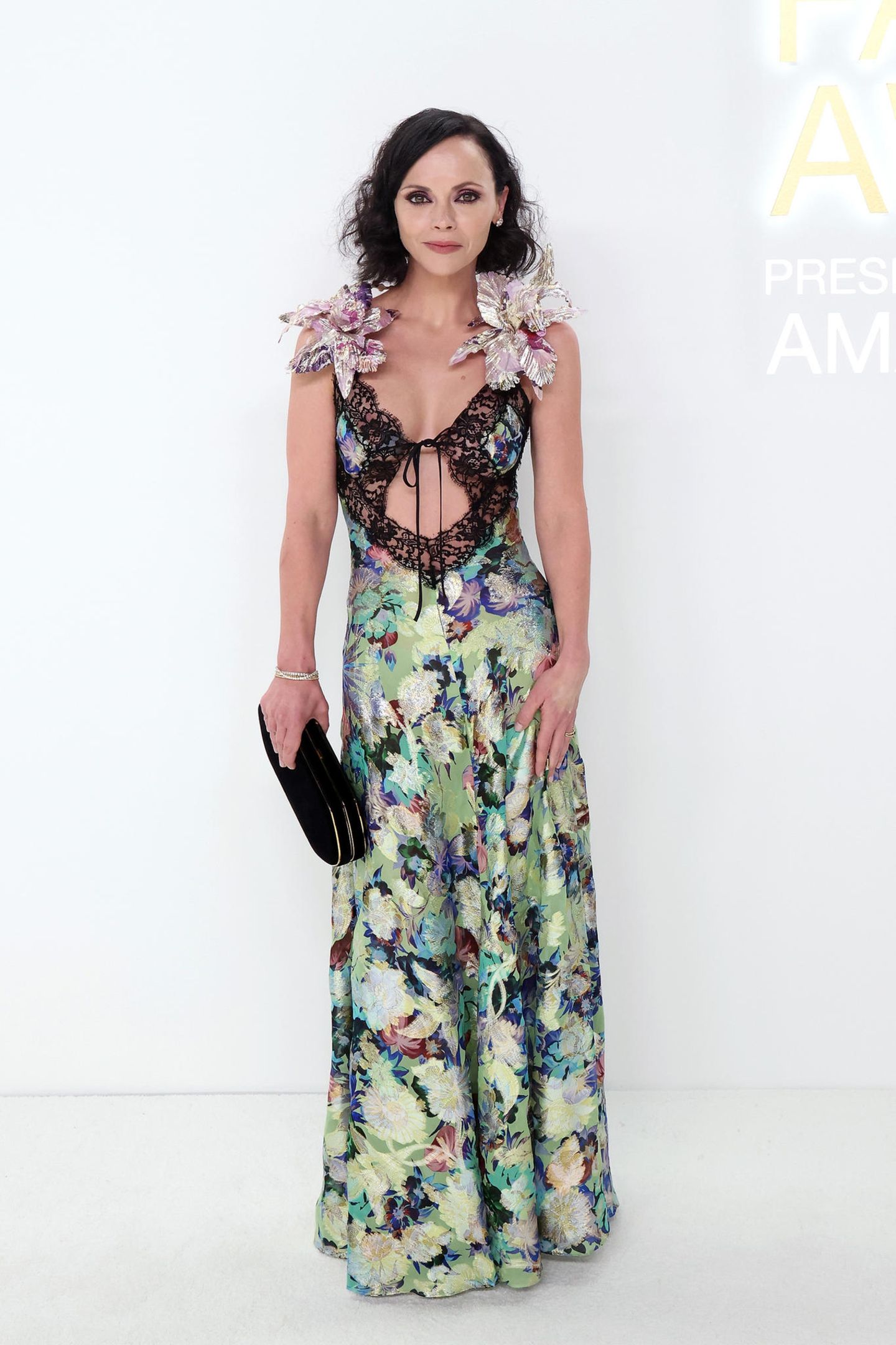 Hier wechseln sich Spitze und florale Elemente ab. Christina Ricci beweist ihr Stilgefühl bei den Fashion Awards in einer Robe von Rodarte. Ein besonderer Hingucker sind die dreidimensionalen Blüten an der Schulterpartie. 