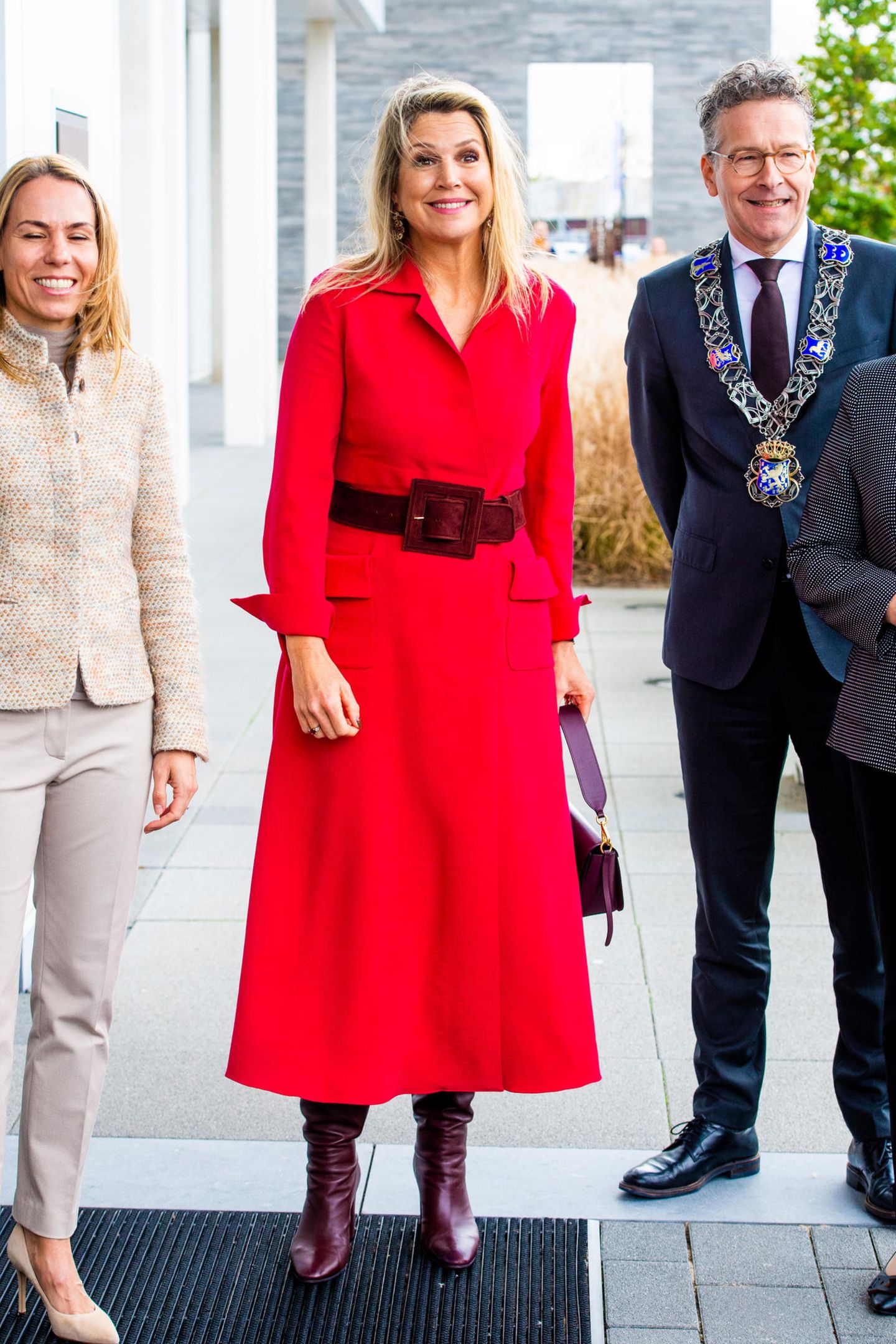 Bei einer Koalitionssitzung in den Niederlanden präsentiert sich Königin Máxima in einem roten Ensemble. Das feuerrote Kleid kombiniert sie mit burgunderfarbenen Accessoires und beweist damit, dass Stiefel, Taschen und Gürtel perfekt aufeinander abgestimmt besonders gut aussehen. 