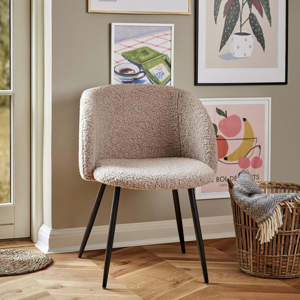 Möbel, Deko & Co: Stuhl mit Teddystoff-Bezug von Sostrene Grene
