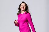 Think pink. Die Trendfarbe macht Alesya nicht nur gute Laune, sondern sie schmeichelt auch ihrem Teint.  Abendkleid: Massimo Dutti, ca. 100 Euro. Breite Creolen: Cos. Ring: privat. Ledertasche: Aigner. Slingbackpumps: Zara.