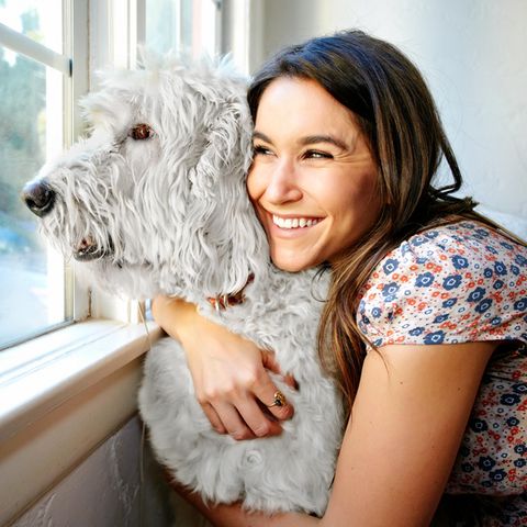 Hunde für Allergiker: Eine Frau umarmt einen Hund.