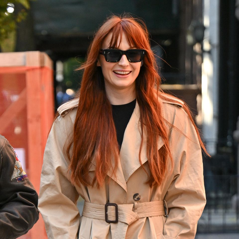 Bei einem Spaziergang mit Ehemann Joe Jonas in New York City zeigt sich Sophie Turner mit einer Frisur-Veränderung. Die Game of Thrones-Darstellerin ist für ihre langen roten Haare bekannt. Inzwischen trägt sie zu der roten Mähne einen coolen Pony – und der kann sich sehen lassen! 